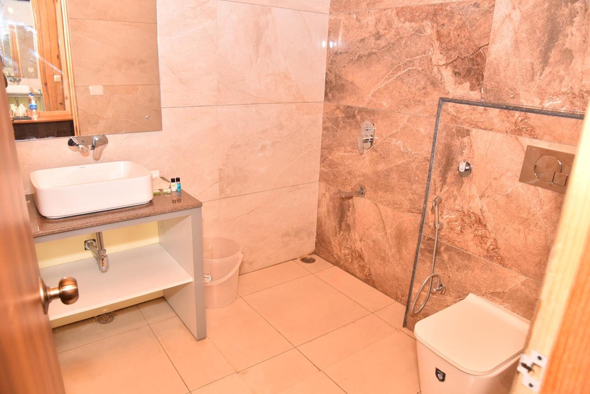 Qcent Woods Resort & Spa, Rishīkesh Buitenkant foto
