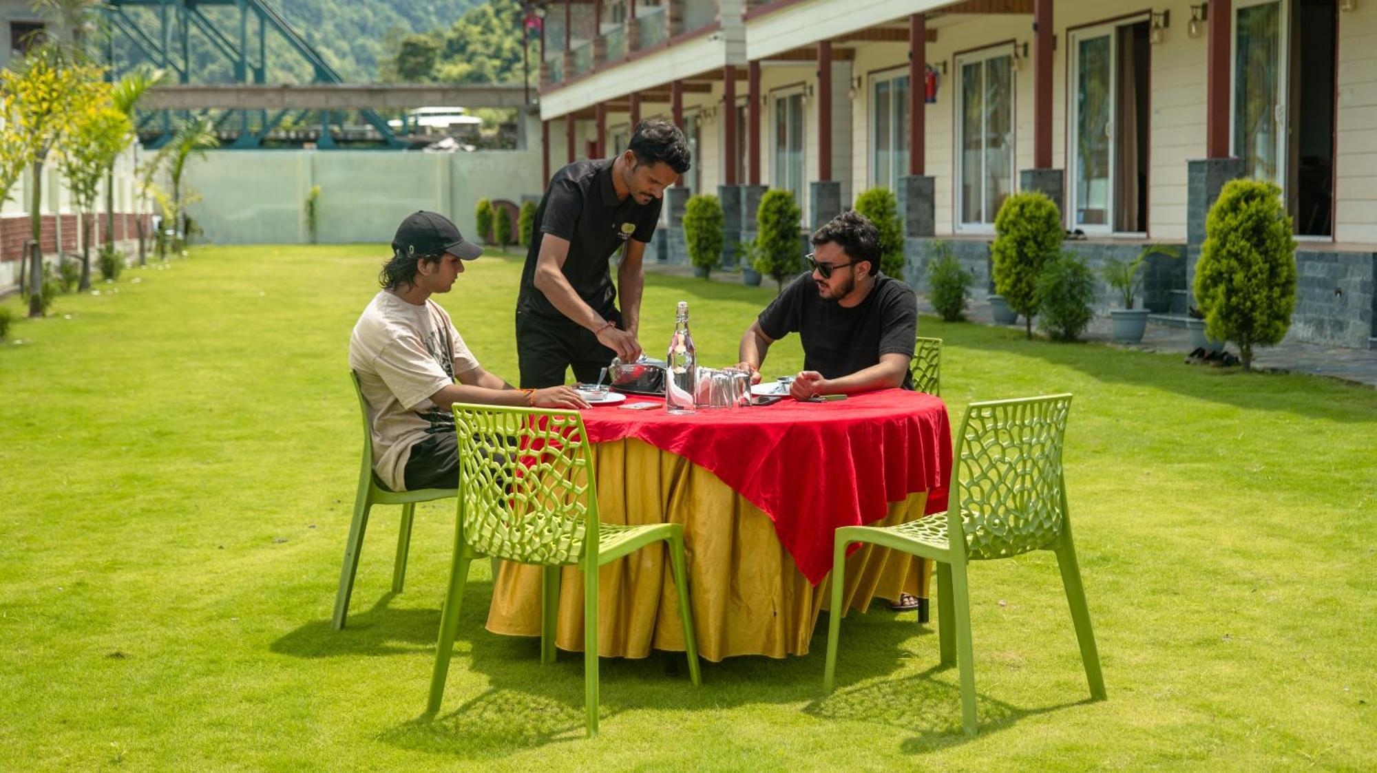 Qcent Woods Resort & Spa, Rishīkesh Buitenkant foto